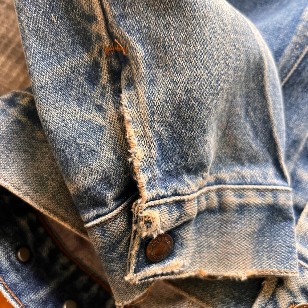 SOLD 2/1 Wrangler Vintage Distressed Men’s Denim Wrangler Jacket, Size 42L - Picture 16 of 16